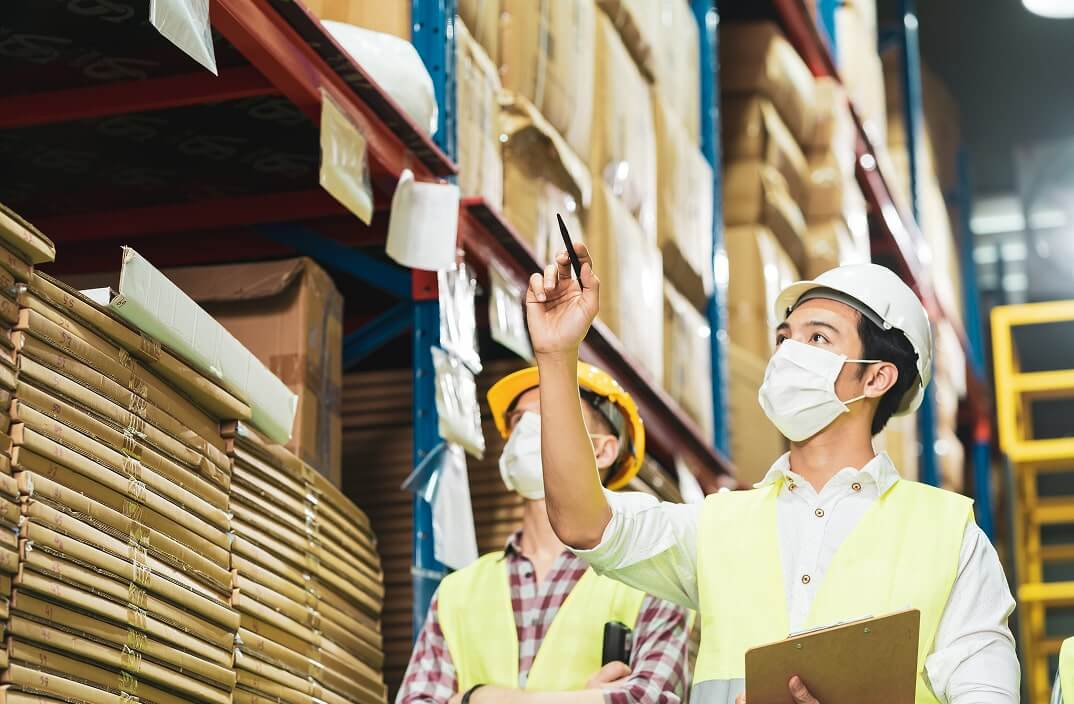 Nhân viên kiểm tra vật tư trong kho bảo trì sửa chữa và vận hành MRO